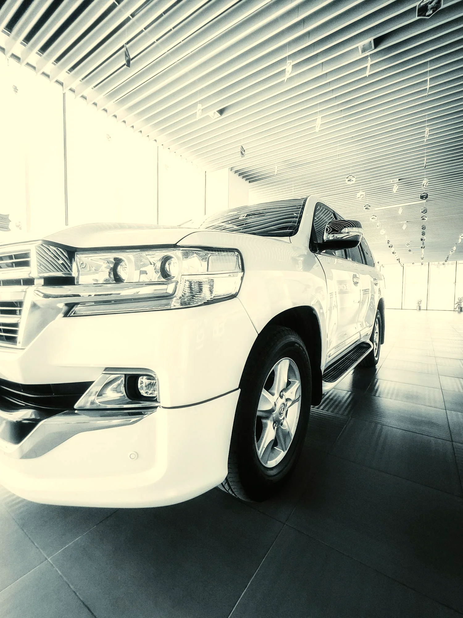 Heller, moderner Ausstellungsraum mit einem SUV bei Autohaus Link